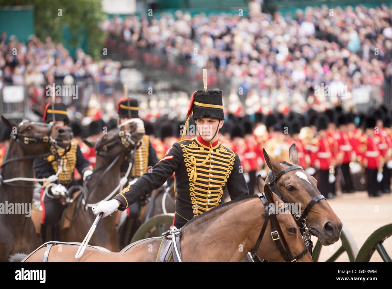 Londres, Reino Unido, 11 de junio, cumpleaños de la Reina; el desfile de las tropas del rey de artillería real de crédito: Ian Davidson/Alamy Live News Foto de stock