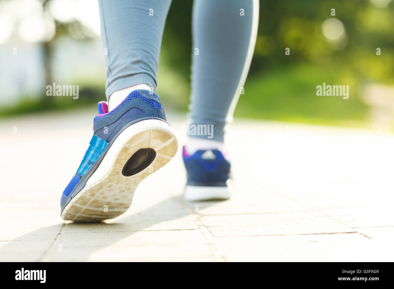 Zapatillas - closeup del deporte femenino gimnasio runner preparándose para correr al aire libre en verano Foto de stock