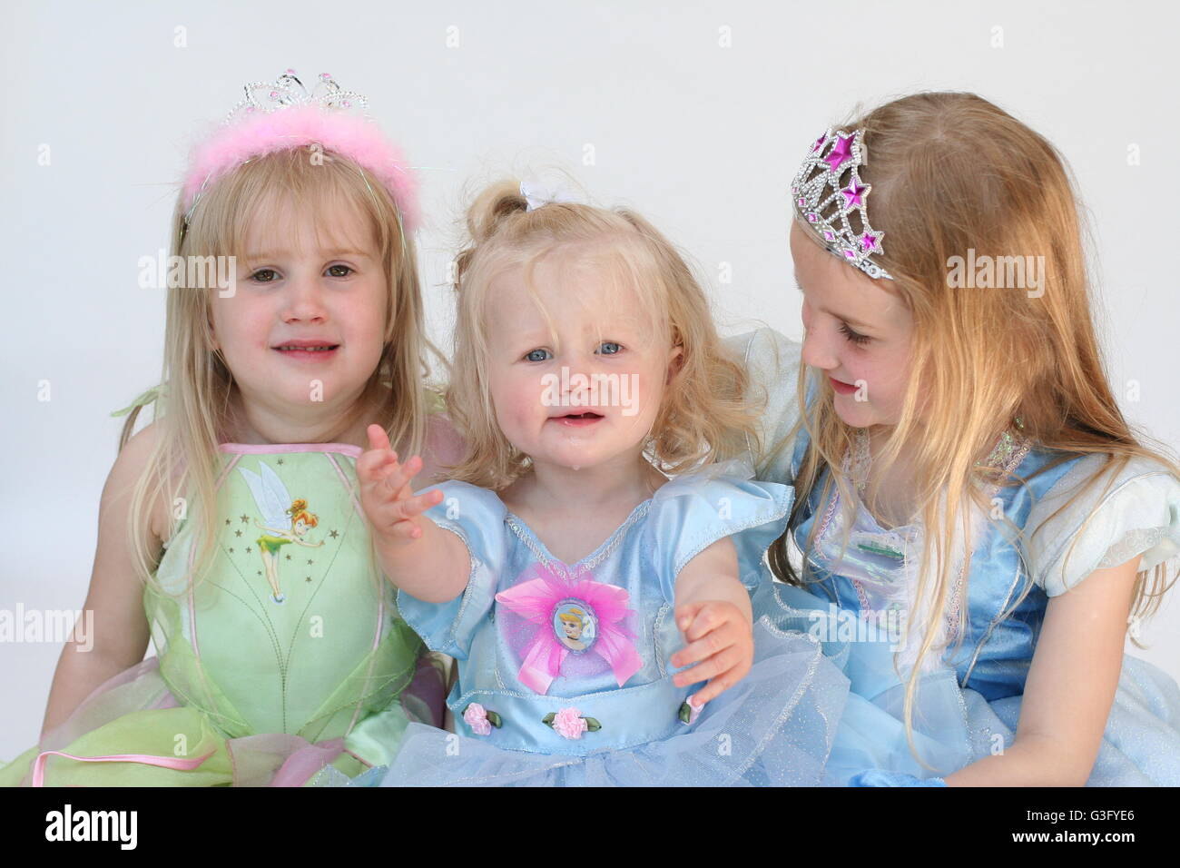 Los niños disfrazados, vestidos de princesas disney vestidos, hermanos  concepto, niños jugando dressup, concepto innoncent, recuerdos de la  infancia, la alegría, la felicidad Fotografía de stock - Alamy