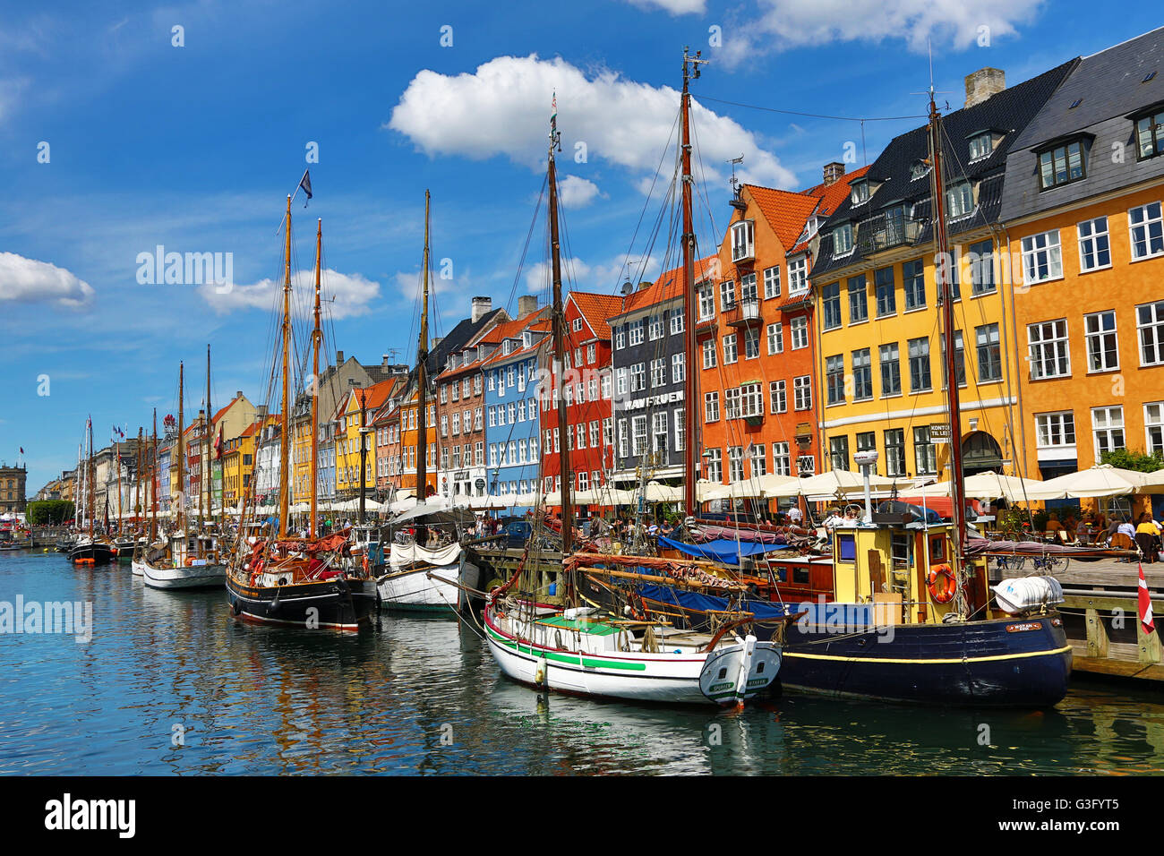 Casas coloreadas y embarcaciones en el muelle de Nyhavn en Copenhague, Dinamarca Foto de stock