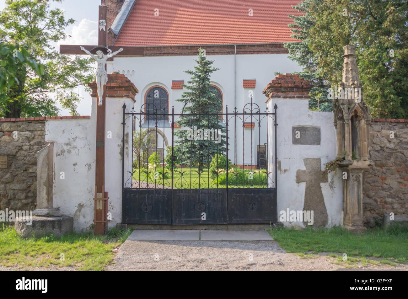 Puerta delantera en la iglesia de la aldea de pared en Smialowice Schmellwitz Baja Silesia Polonia Foto de stock