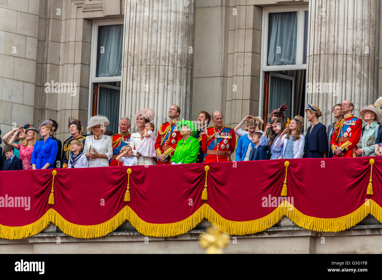 La Familia Real celebrando el cumpleaños de Queens en el balcón del Palacio de Buckingham, Londres, Gran Bretaña. Foto de stock