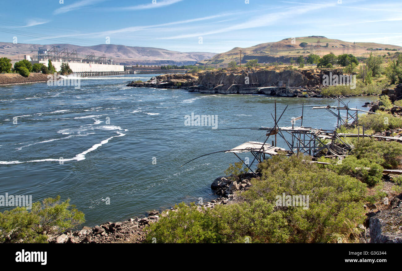 La Represa Dalles, Powerhouse, nativo Nezperce plataformas pesqueras. Foto de stock
