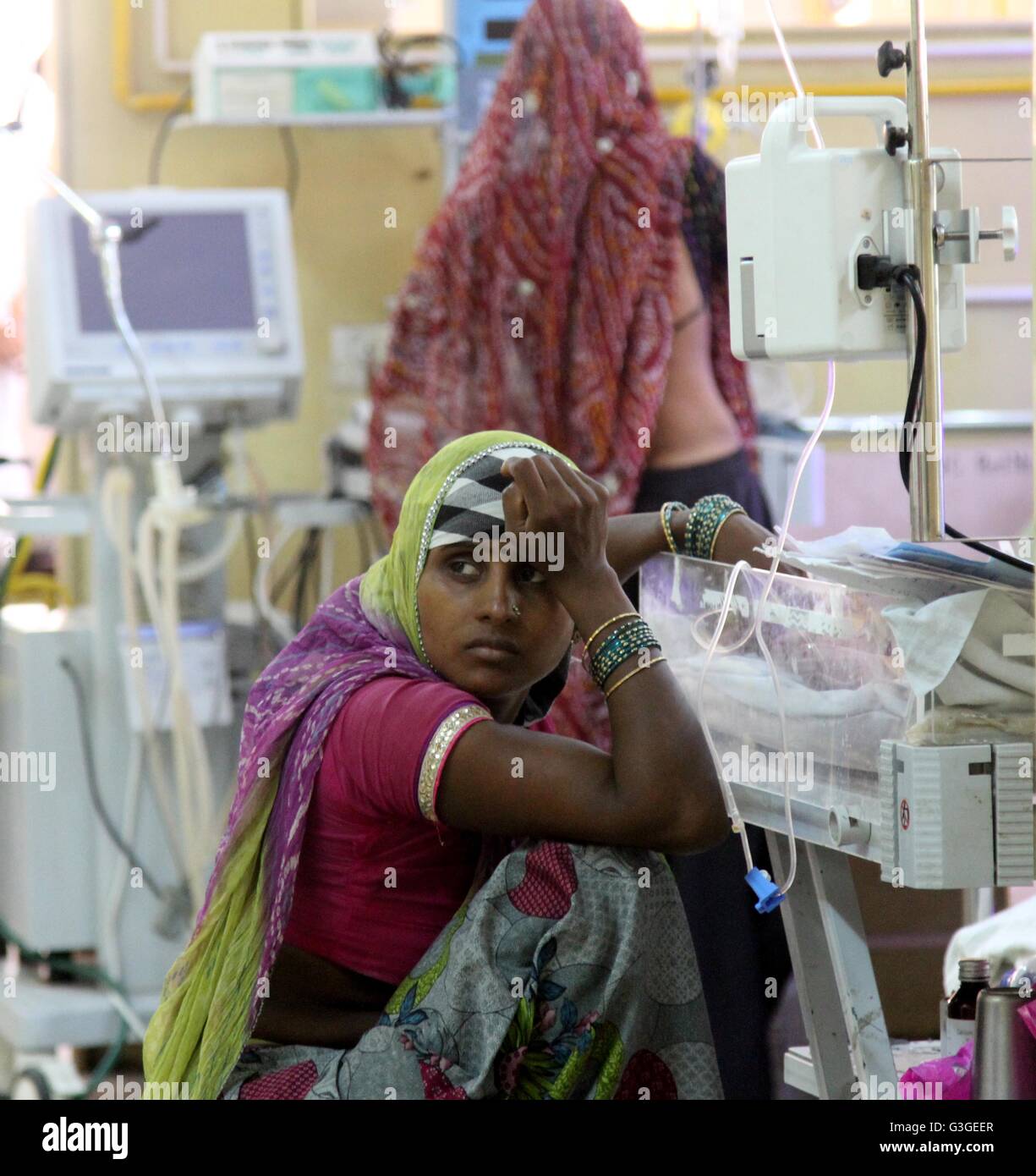 La mujer en el pabellón infantil de Jawahar Lal Nehru Hospital . Hubo 5 niños recién nacidos murieron en el hospital en las últimas 24 horas. (Foto por Sourabh Vyas / Pacific Press) Foto de stock