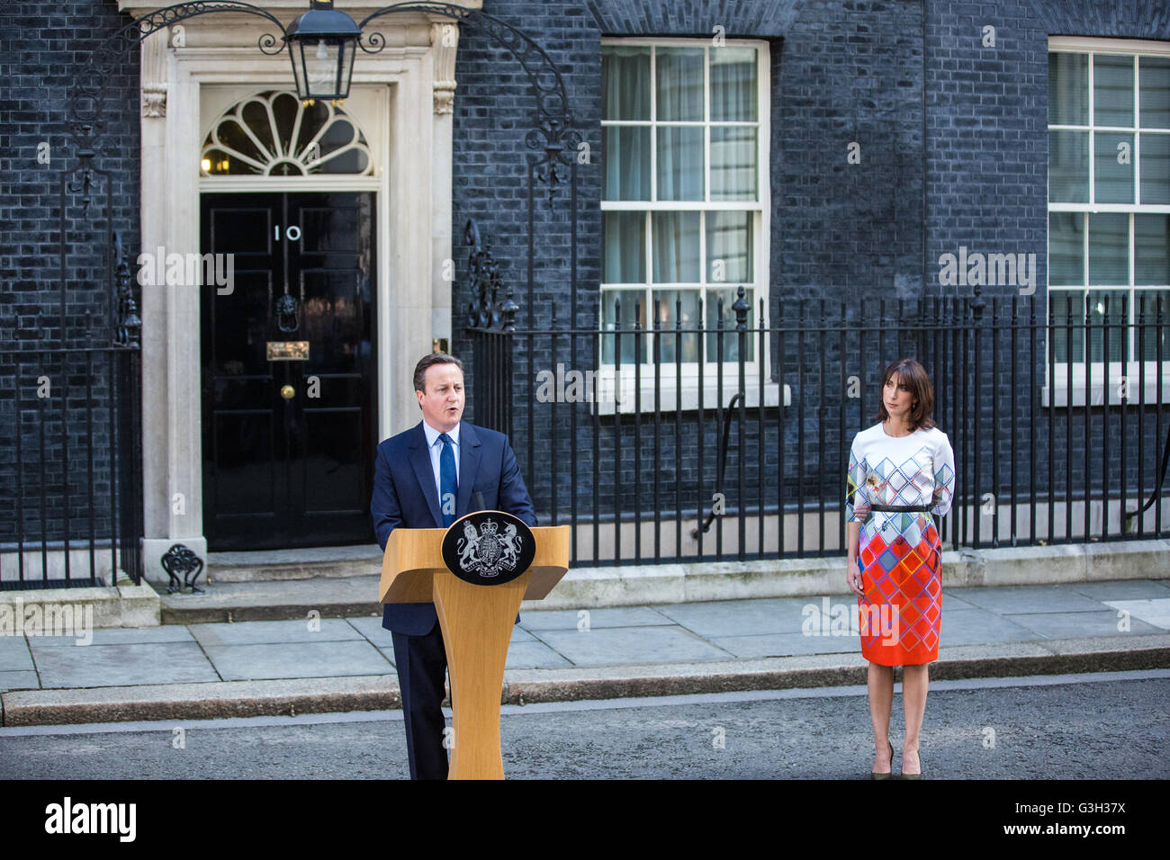 Londres, Reino Unido. 24 de junio de 2016. El Primer Ministro David Cameron, acompañado por su esposa, Samantha, anuncia su dimisión delante del número 10 de Downing Street tras un referéndum a favor del Reino Unido, dejando a la Unión Europea. Crédito: Mark Kerrison/Alamy Live News Foto de stock