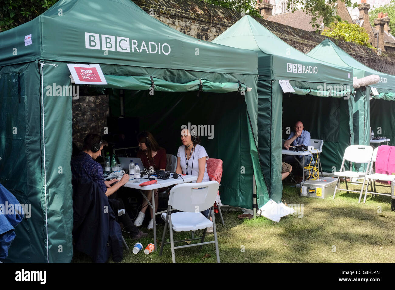 Las cadenas de radio de la BBC transmiten desde el Parlamento de enfrente, Westminster, Londres, Reino Unido. Foto de stock