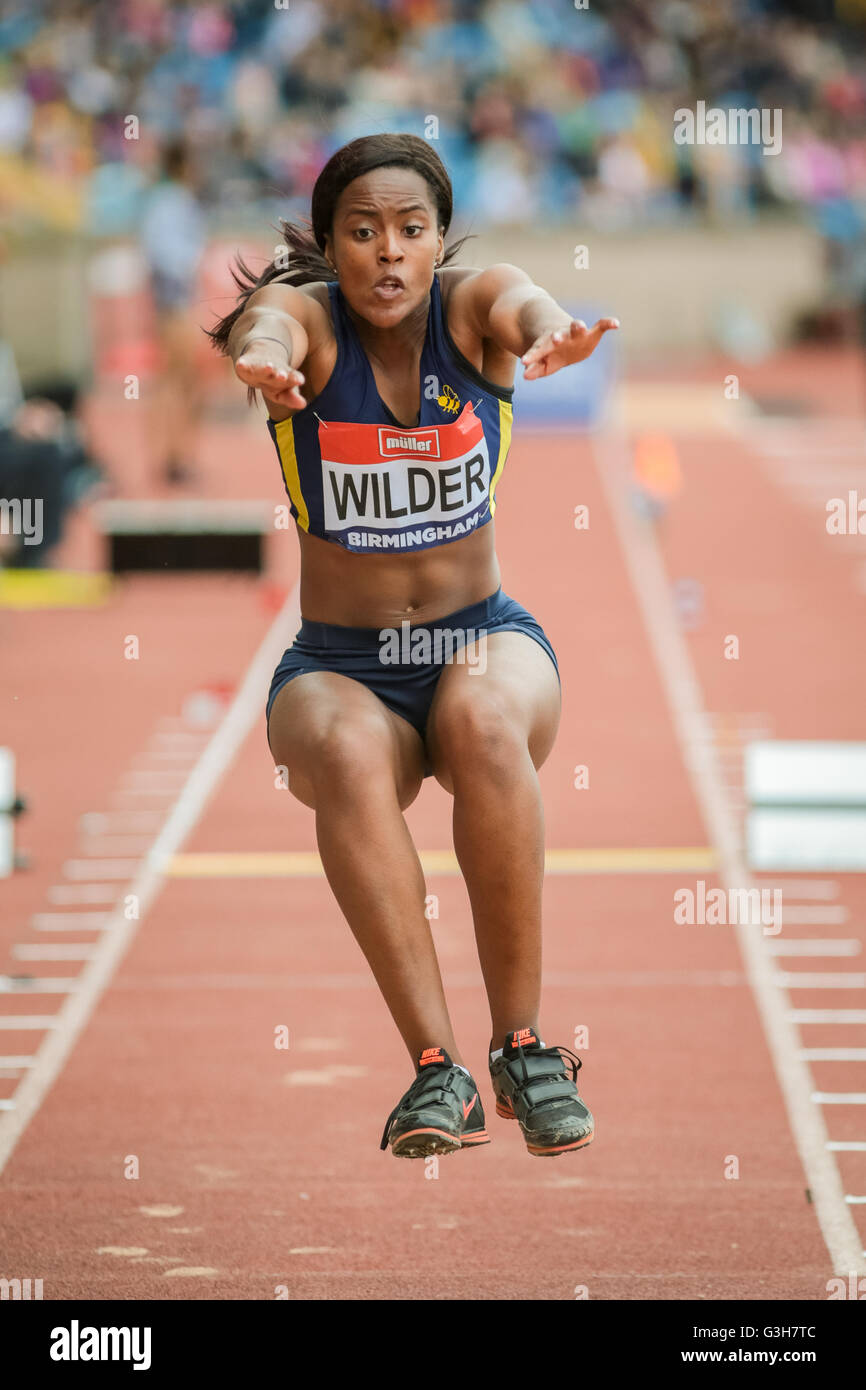 La atleta Allison Wilder tomando parte en triple salto en el estadio Alexander Birmingham UK 2016 Foto de stock