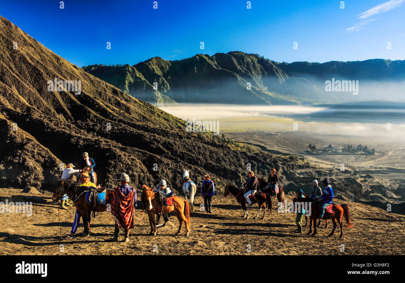 Los jinetes en el cráter del Monte Bromo, Indonesia. Foto de stock