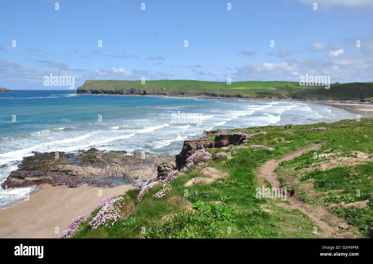 Cornwall - acantilado path -nr Polzeath - vistas a la bahía de Hayle Pentire Head - Rocks Beach - agitadas olas - azul cielo y mar Foto de stock