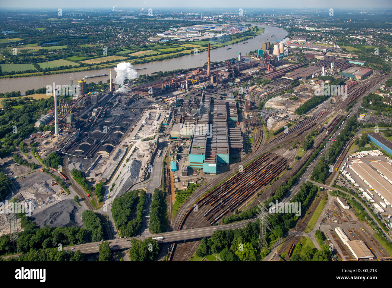 Vista aérea, carbonización y Steel Mill HKM en Hüttenheim distrito sobre el Rin con inundaciones, Duisburg, la región de Ruhr, Foto de stock
