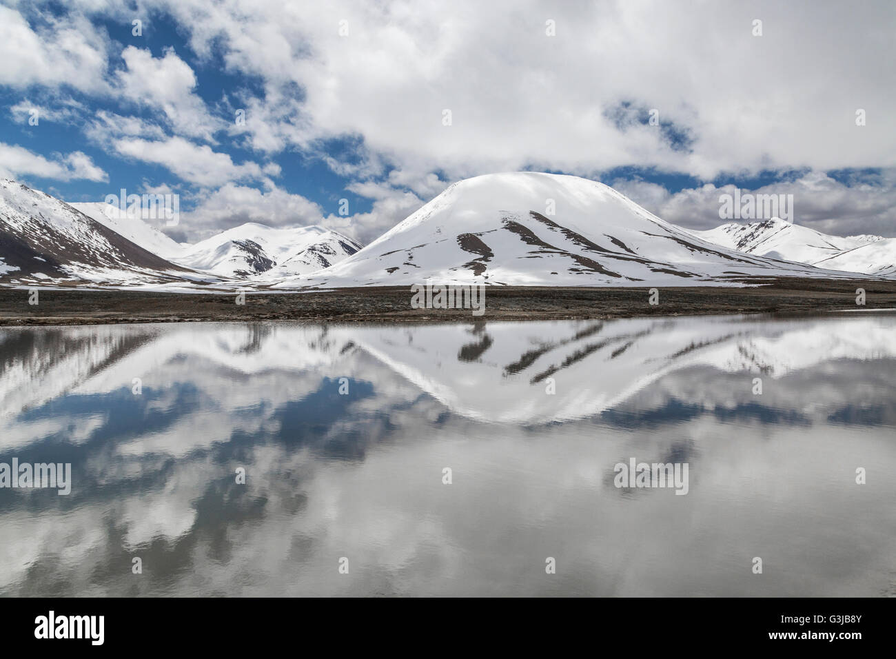 Mountain Lake y el reflejo en el agua, en Kirguistán. Foto de stock