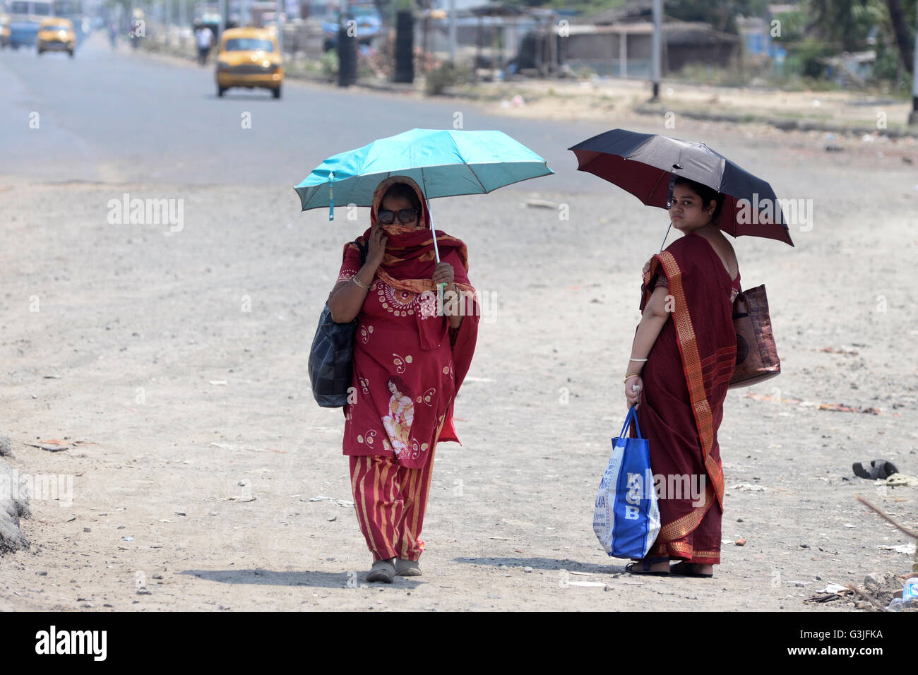 Las mujeres usan paraguas y cubrir la cara para vencer a la ola de calor  durante el caluroso día en Kolkata. Fuerte ola de calor en todo el West  Bengal afectó la