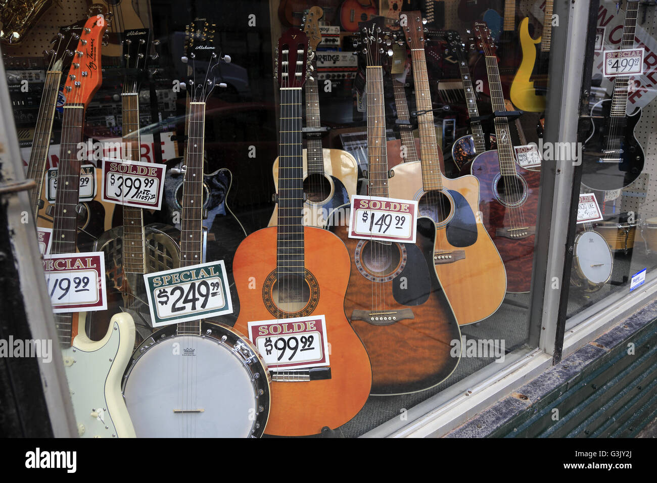 Guitarras mostrar en el escaparate de una tienda de instrumentos musicales  en el casco antiguo de Montreal. Quebec Canadá Fotografía de stock - Alamy