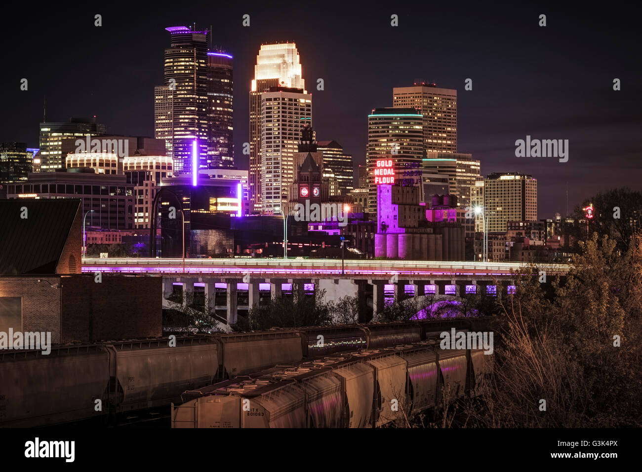 Horizonte de Minneapolis en morado luto por el fallecimiento de la artista musical Prince sobre el 21 de abril de 2016. Foto de stock