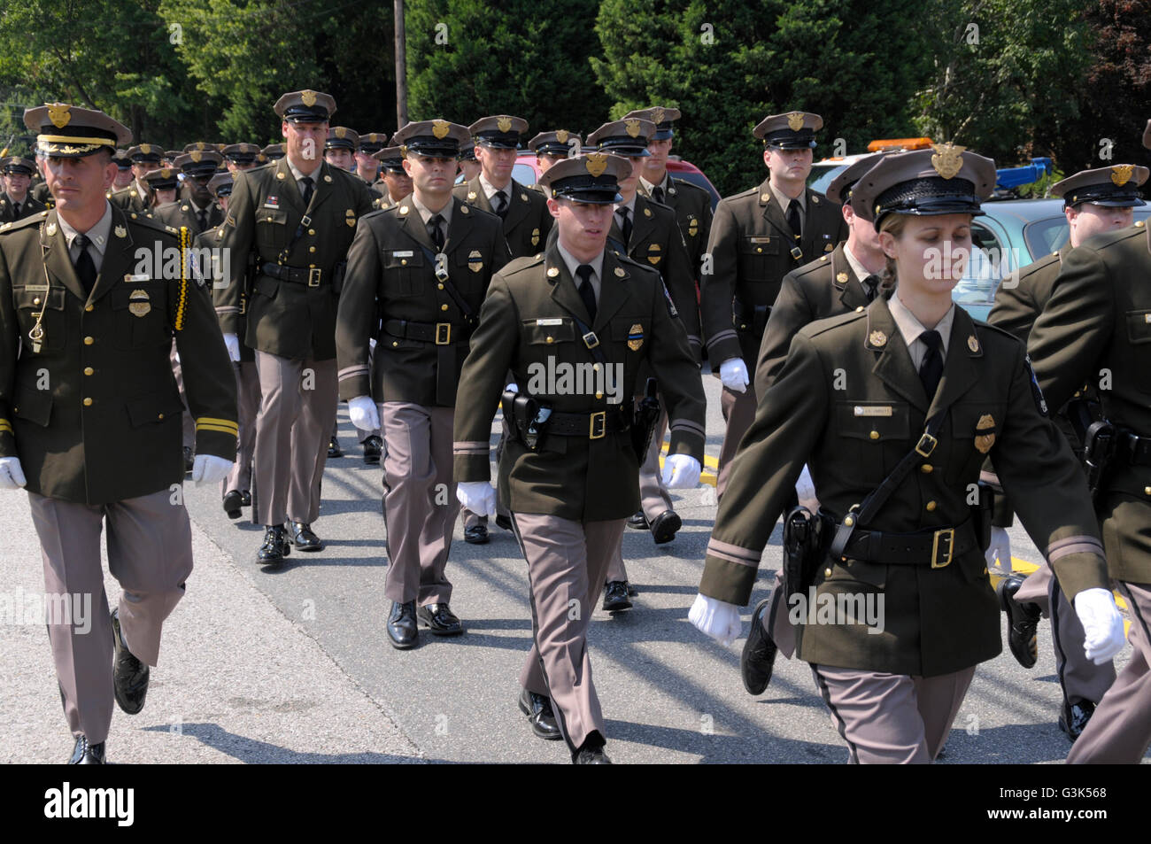 La Policía del Condado de Montgomery, Maryland marchan por la calle a tomar una posición en un funeral del policía Foto de stock