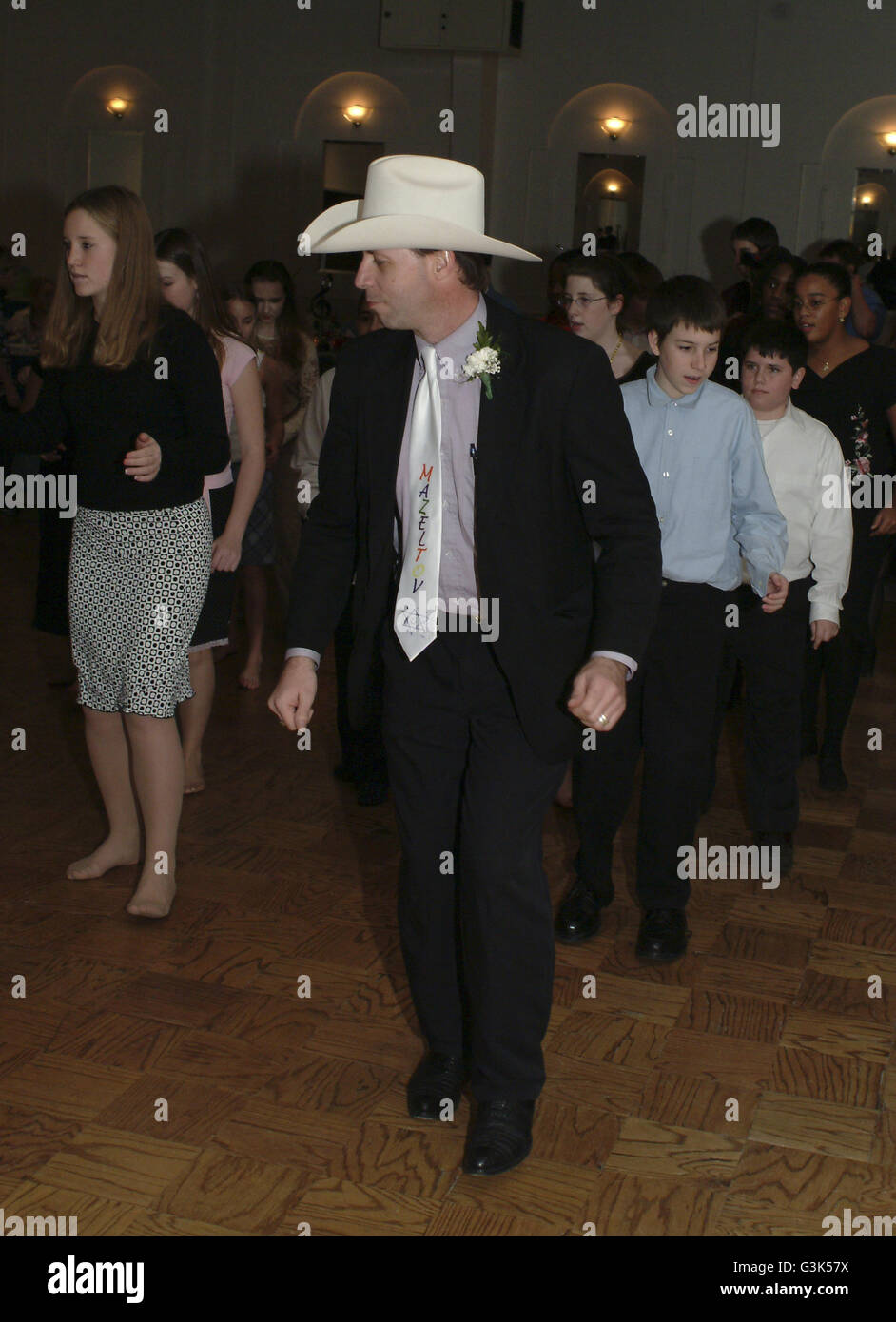 Hombre vestido con un traje y sombrero de vaquero participa en un baile en  Bowie, MD Fotografía de stock - Alamy