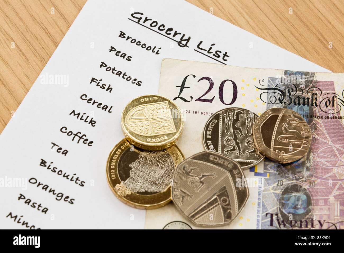 Lista de compras de comestibles con dinero en efectivo de la libra esterlina de arriba. Inglaterra, Reino Unido, Gran Bretaña Foto de stock