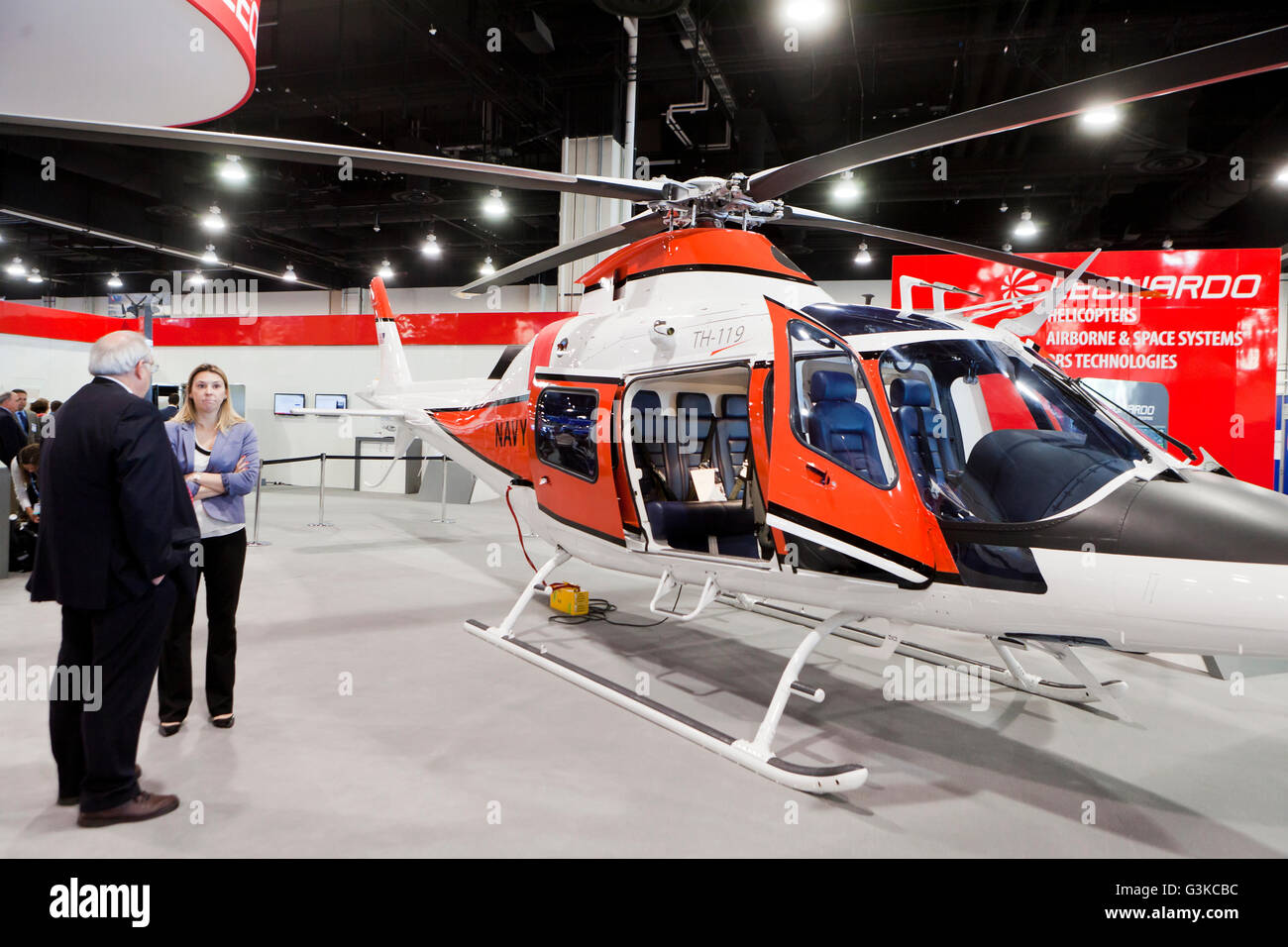 Leonardo-Finmeccanica TH-119 helicóptero exhibición en la US Navy League Sea-Air-Space Exposition - Washington, DC, EE.UU. Foto de stock