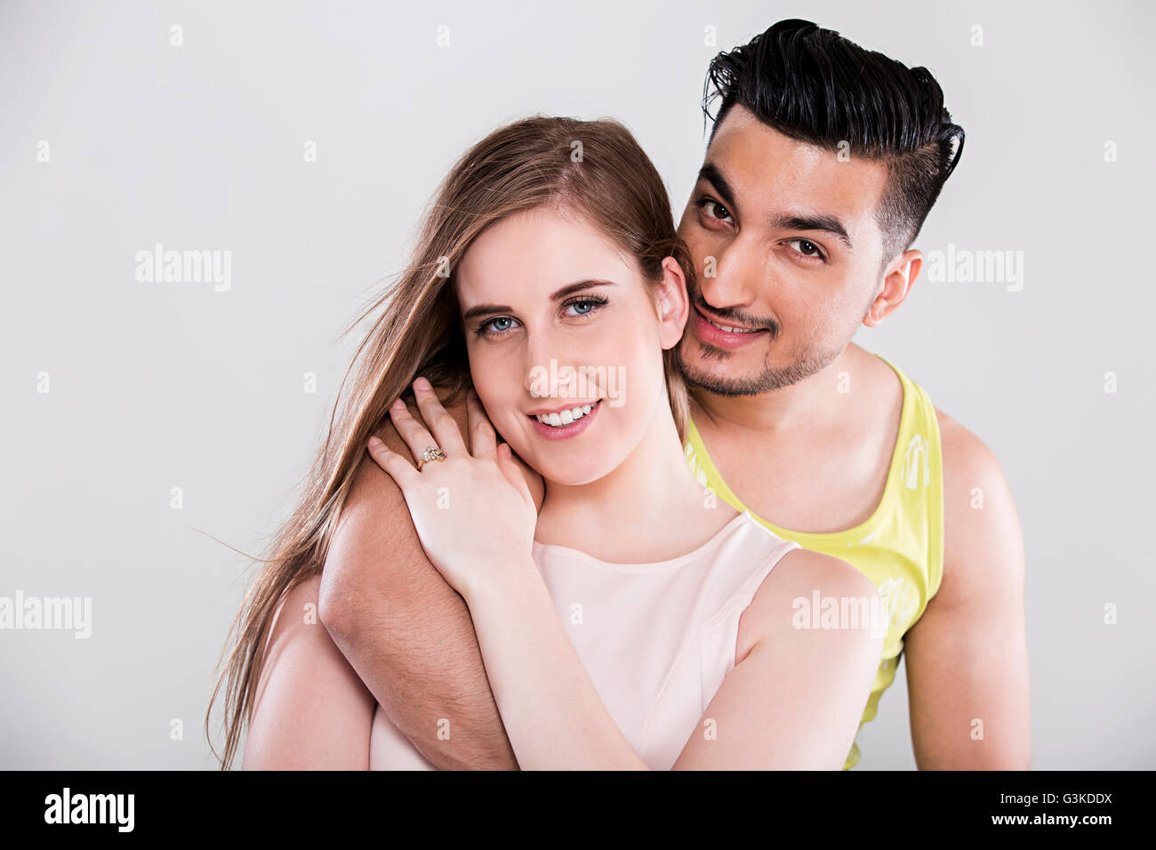 2 parejas casadas extranjero abrazando el Romance Foto de stock