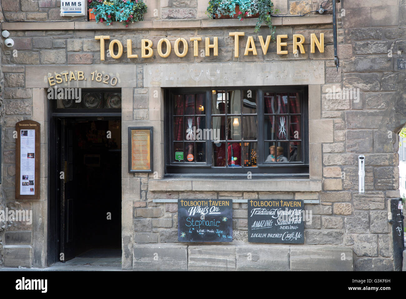 Tolbooth Tavern pub de la calle High Street - el Royal Mile, Edimburgo, Escocia Foto de stock