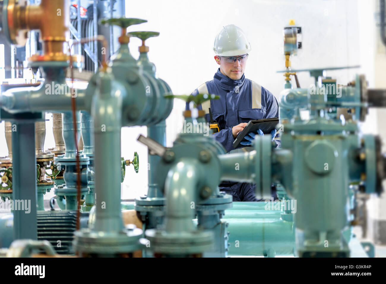 Trabajador aprendiz en la central hidroeléctrica Foto de stock