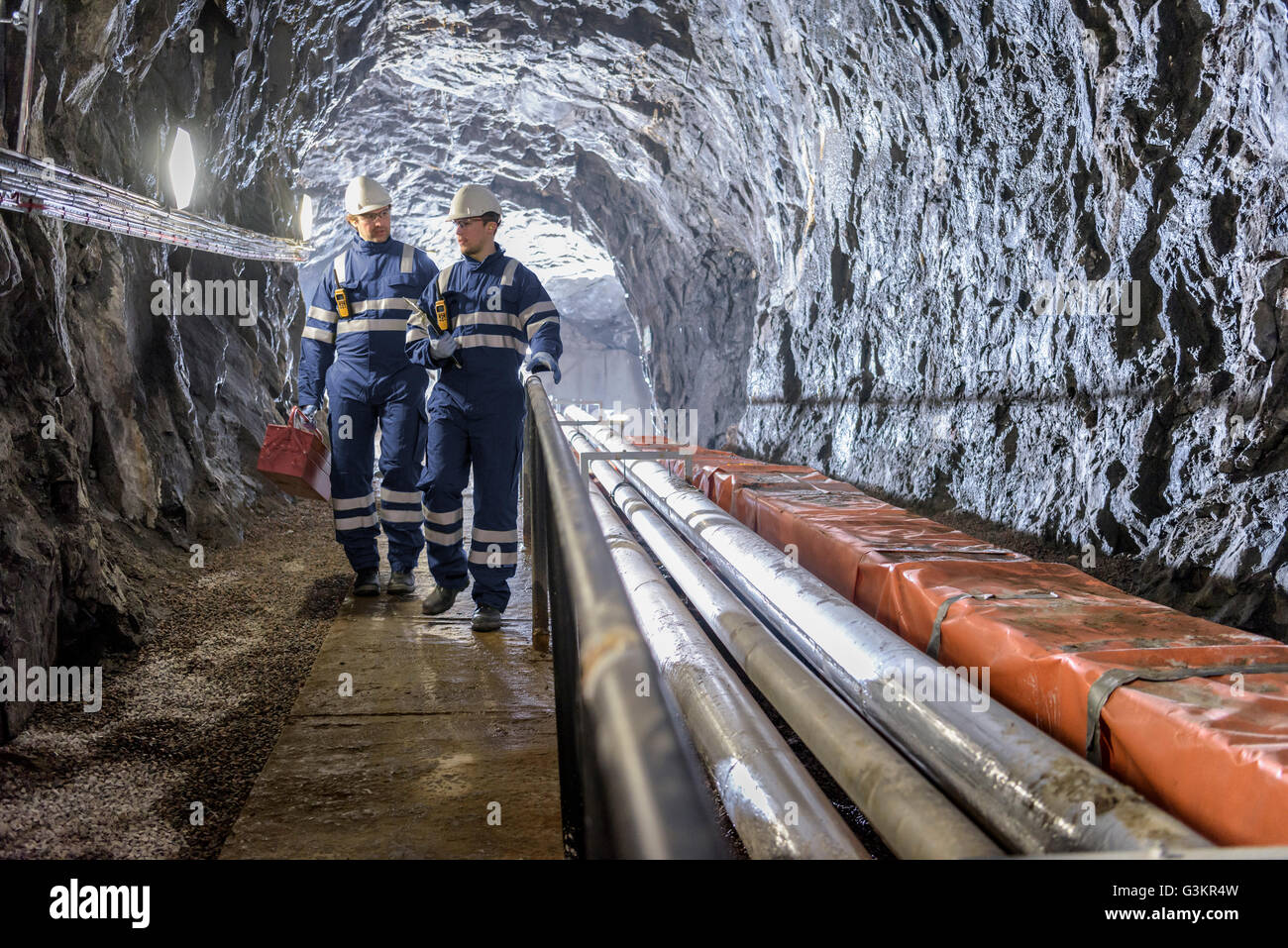Los trabajadores de túnel en la estación de energía hidroeléctrica Foto de stock