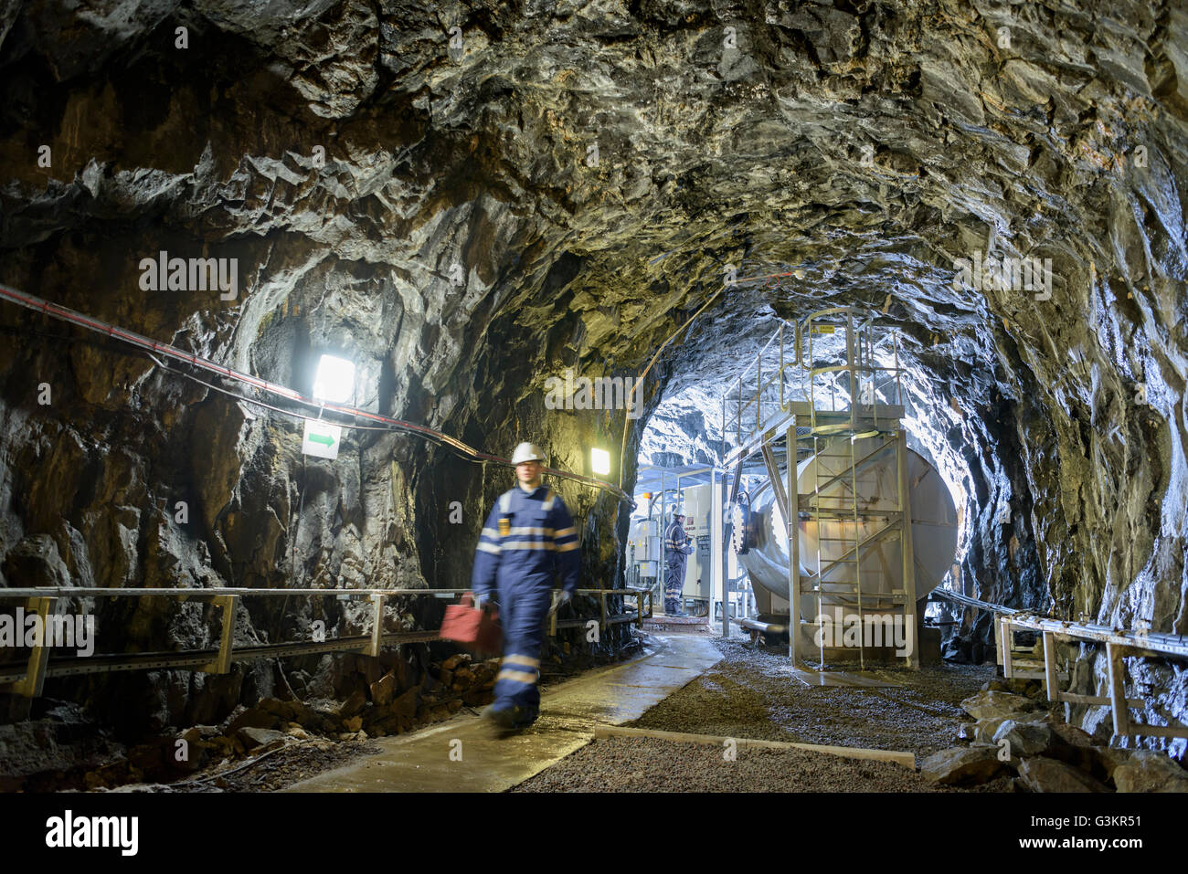 Trabajador en el túnel en la estación de energía hidroeléctrica Foto de stock