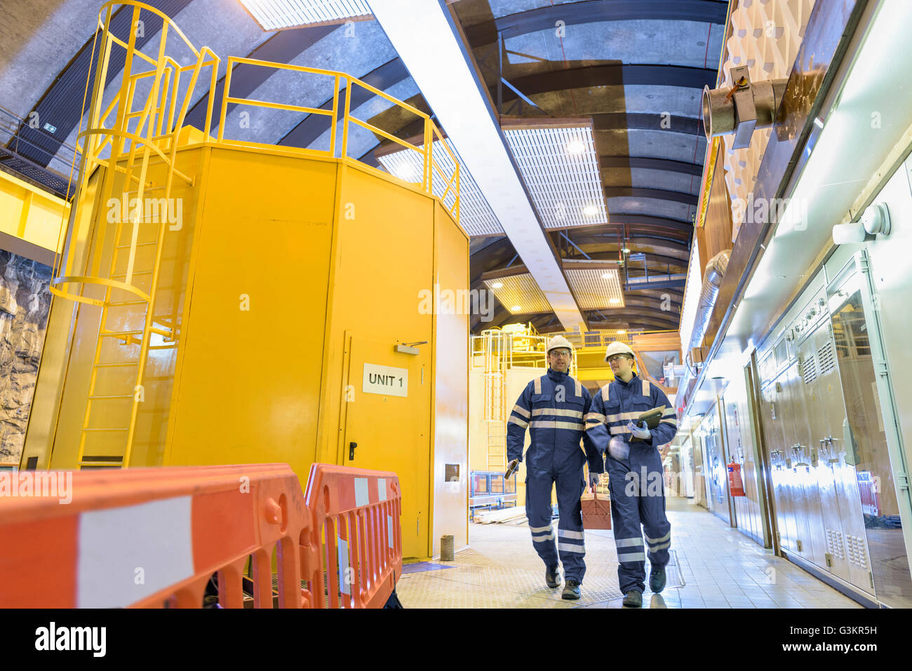 Los trabajadores en la generación de hall en la central hidroeléctrica Foto de stock
