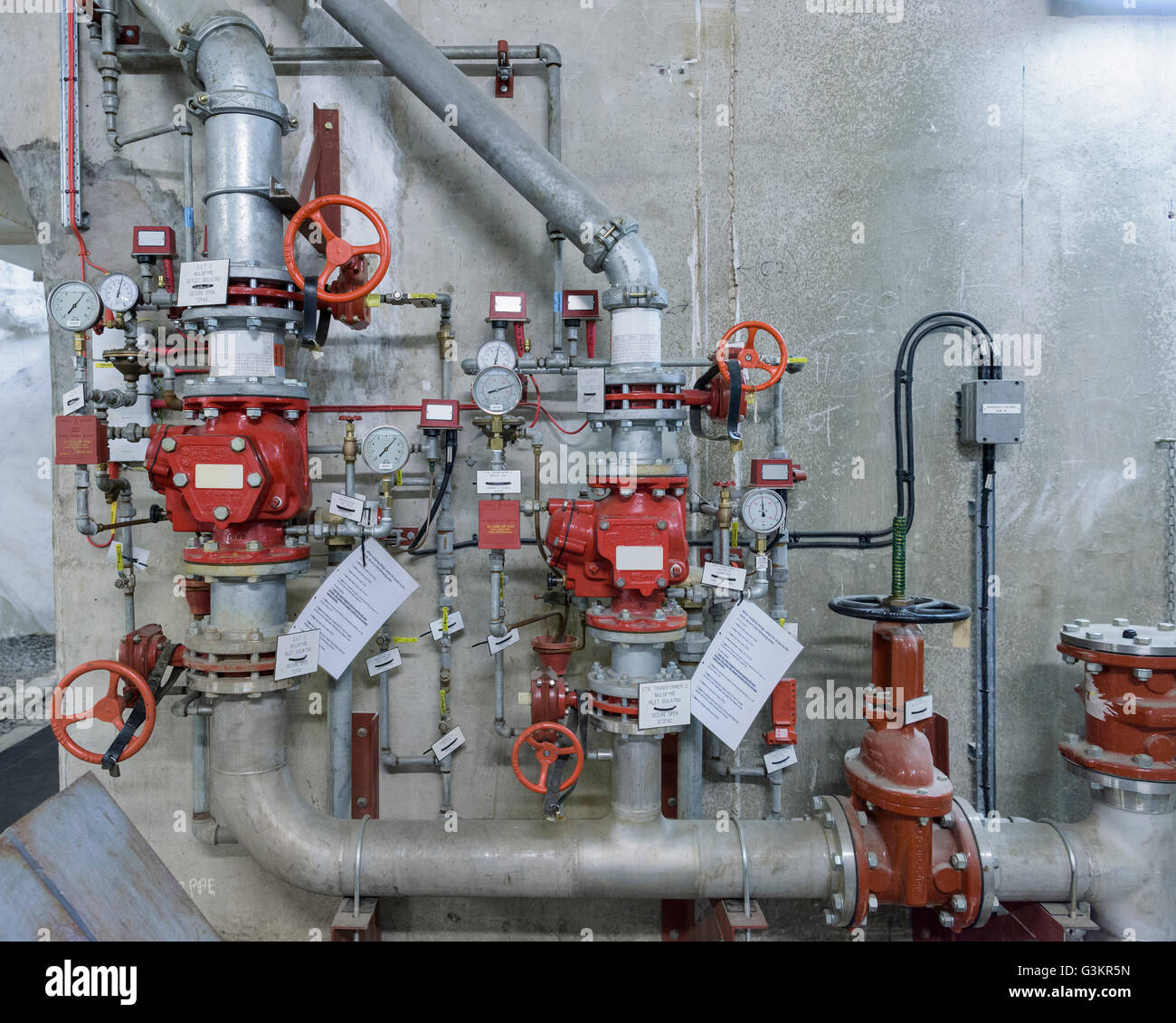 Sistema de control de incendios en la central hidroeléctrica Foto de stock