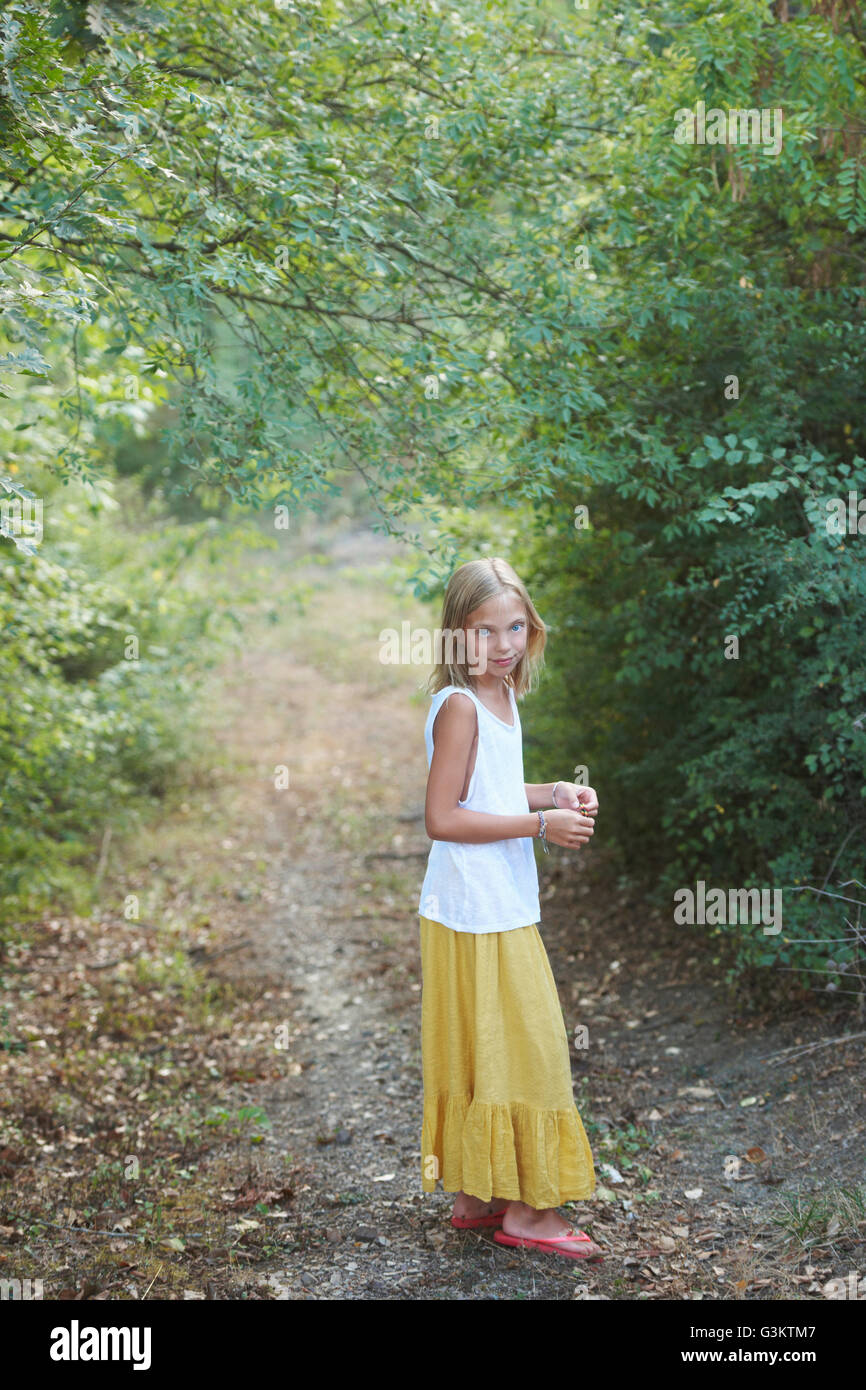 Retrato de niña de pie en Woodland, Buonconvento, Toscana, Italia Foto de stock