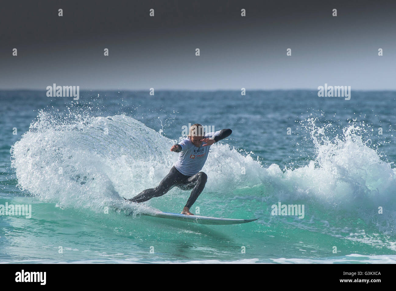 Un surfista en acción espectacular como él compite en un UK Pro Surf Tour competición en Fistral en Newquay, Cornwall. En el Reino Unido. Foto de stock