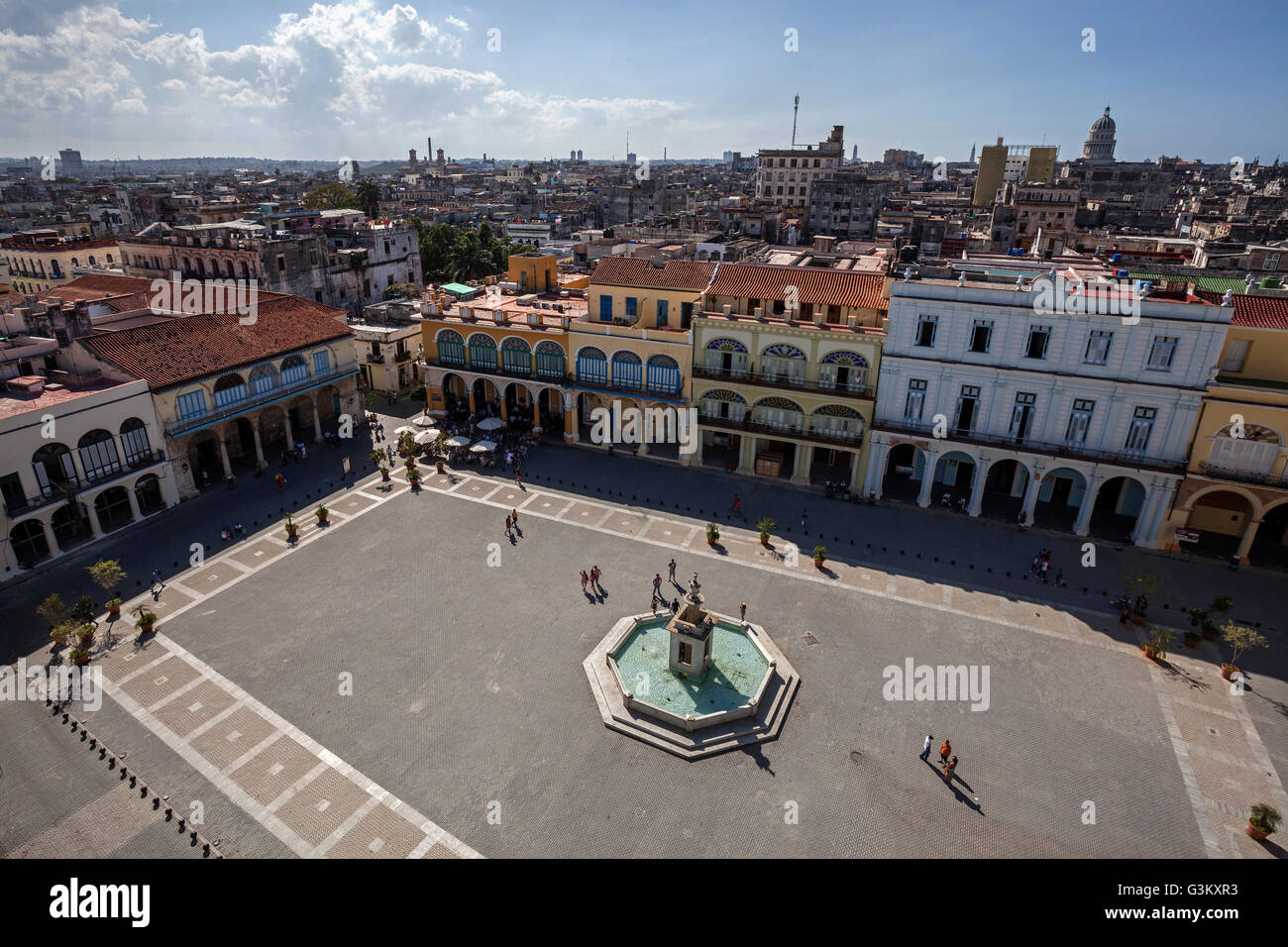 Vista de la Plaza Vieja, casas reformadas en el centro histórico, en La Habana, Cuba Foto de stock