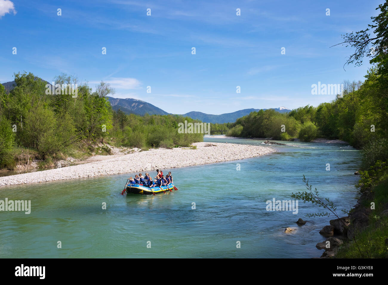 Rafting, bote en el río Isar, Arzbach, Isarwinkel, Alta Baviera, Baviera, Alemania Foto de stock