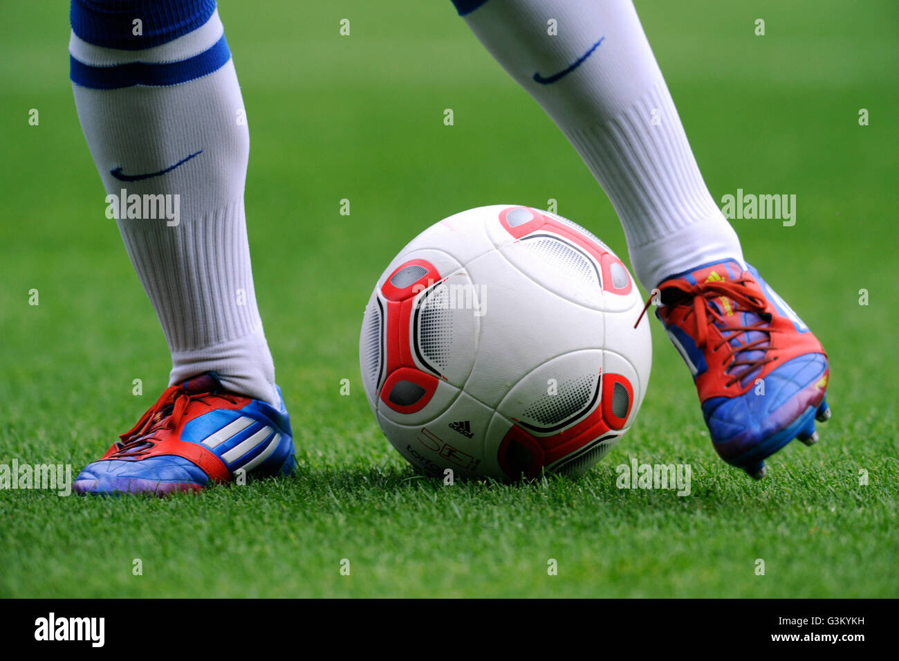 Los jugadores piernas vistiendo botas de fútbol de adidas y el balón adidas  Torfabrik aniversario para la 50ª temporada de Bundesliga, el VfL Bochum  Fotografía de stock - Alamy