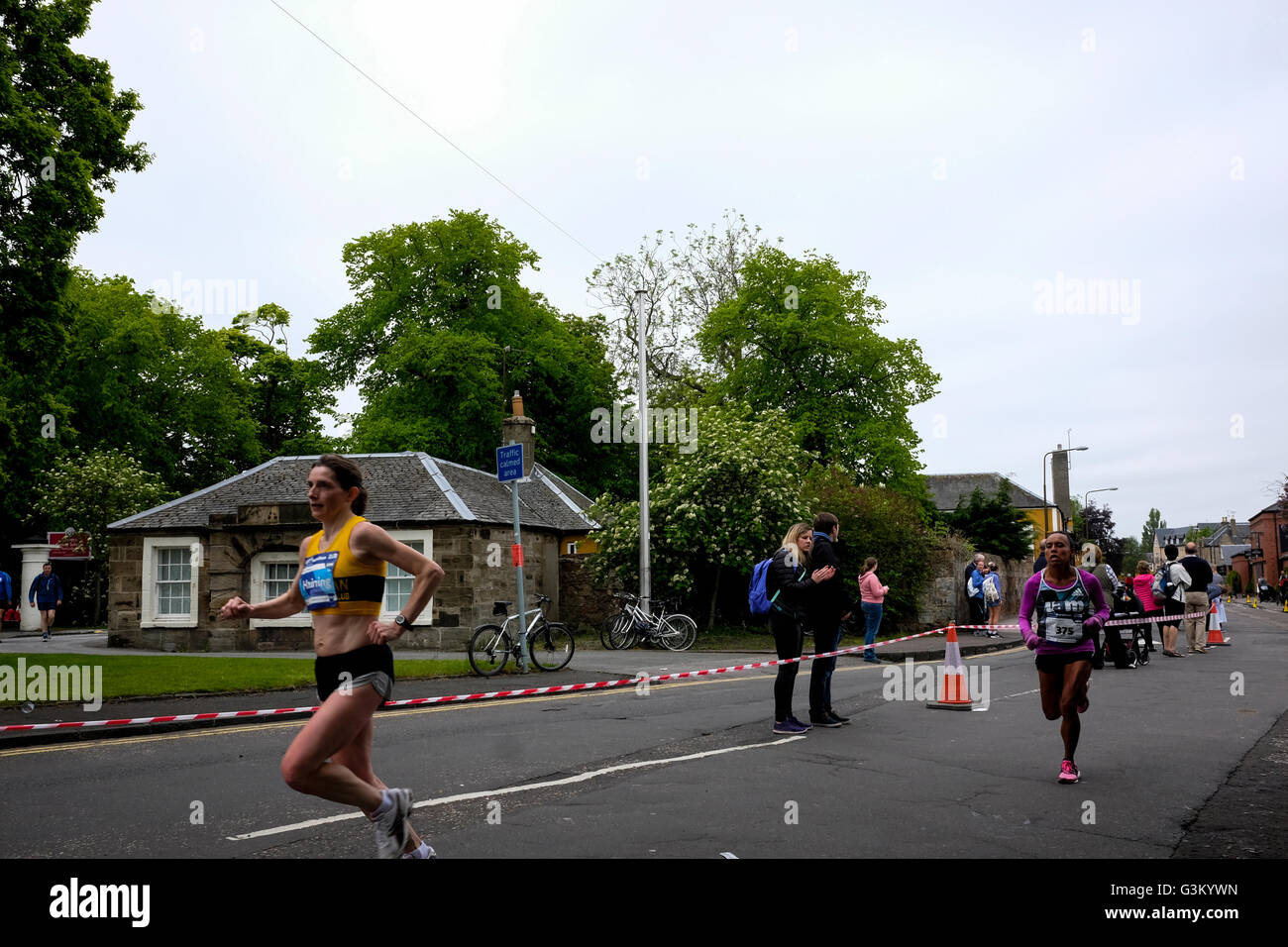 Los competidores pueden maratón femenino de Edimburgo 2016 líderes en la carrera de maratón popular Foto de stock