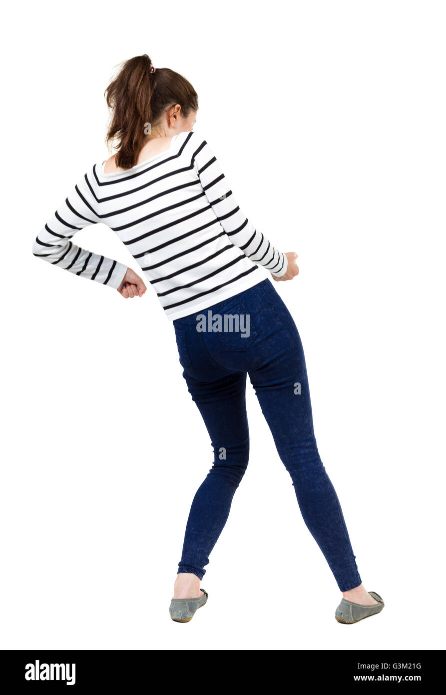 Vista posterior de la niña permanente tirando de una cuerda desde la parte  superior o aferrarse a algo. chica viendo. Vista trasera de la gente  colección. Vista posterior de la persona. Aislado