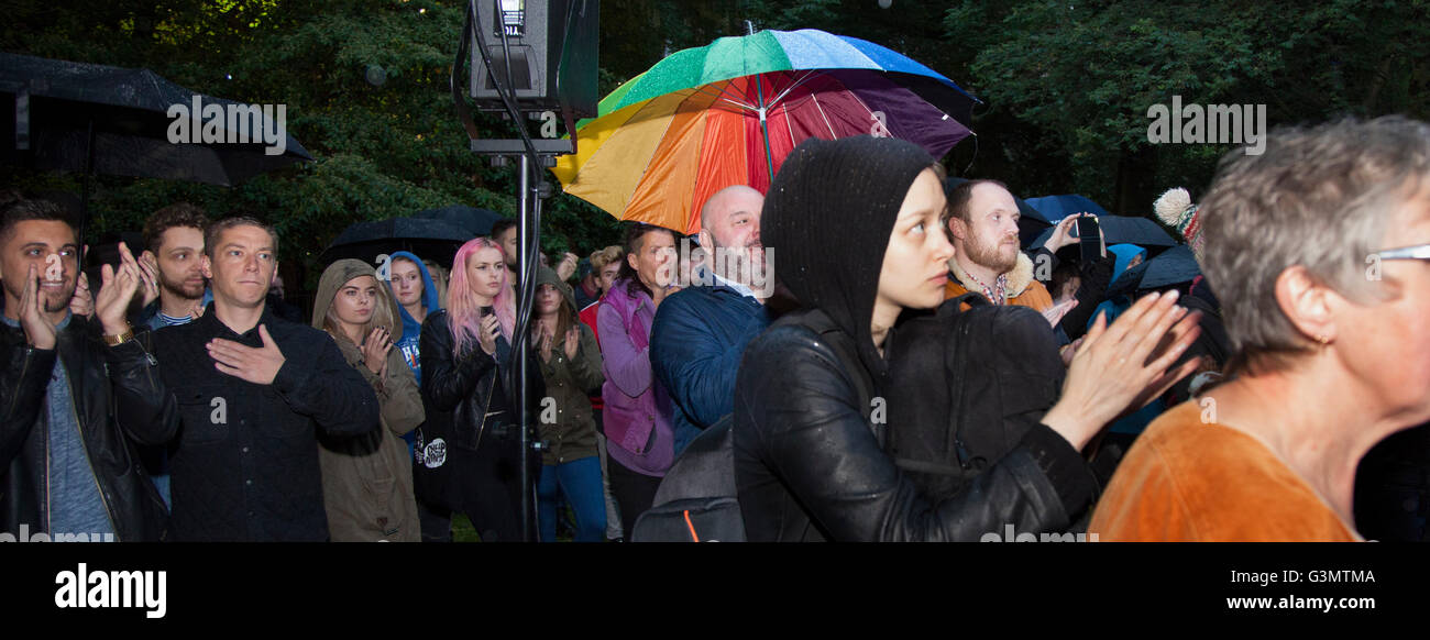 Manchester, Reino Unido el 13 de junio de 2016, en la vigilia en Sackville Jardines personas muestran su respeto y apoyo a las víctimas de los asesinatos de Orlando Crédito: Graham Hardy/Alamy Live News Foto de stock