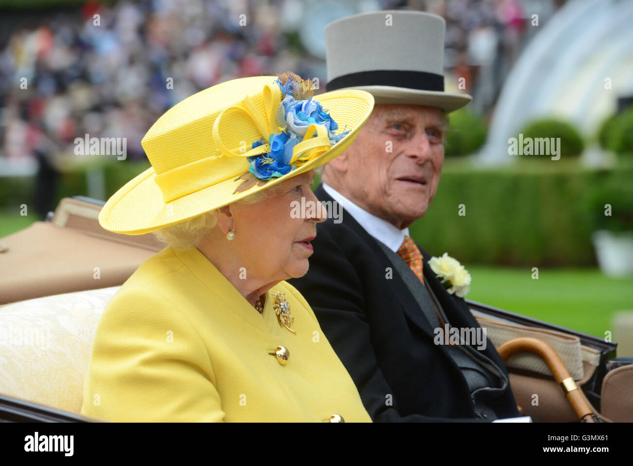 Ascot, Berkshire, Reino Unido. El 14 de junio de 2016. Su Majestad la Reina y el Príncipe Philip llegan en el Royal Ascot 14 de junio de 2016 Crédito: John Beasley/Alamy Live News Foto de stock