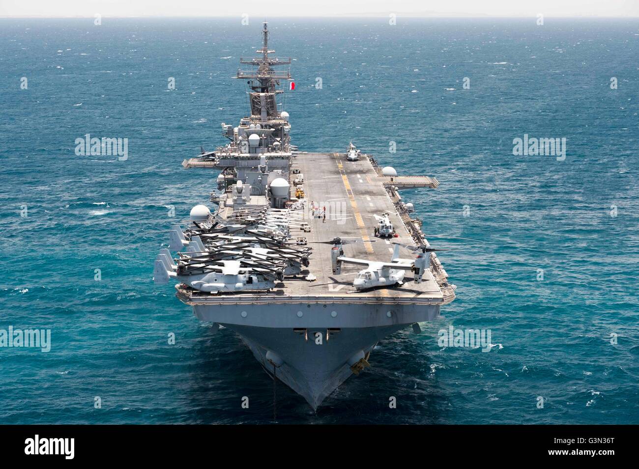 La Marina de EE.UU. buque de asalto anfibio USS Boxer se vaporiza en el Golfo Arábigo, el 12 de junio de 2016. Foto de stock