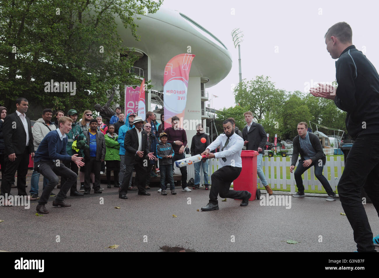 Un MCC funcionarios se une a aficionados en un partido de cricket como la lluvia detiene la reproducción durante cinco días del tercer partido de Investec en Lord's, de Londres. Asociación de la prensa de la foto. Imagen Fecha: lunes 13 de junio, 2016. Consulte PA historia CRICKET Inglaterra. Crédito de la foto debe leer: Anthony Devlin/PA Wire. Restricciones: sólo para uso editorial. Ningún uso comercial sin el consentimiento previo por escrito del BCE. Utilice sólo imágenes fijas. No hay imágenes en movimiento para emular la difusión. No retirar ni ocultar los logotipos del patrocinador. Llame al +44 (0)1158 447447 para más información. Foto de stock