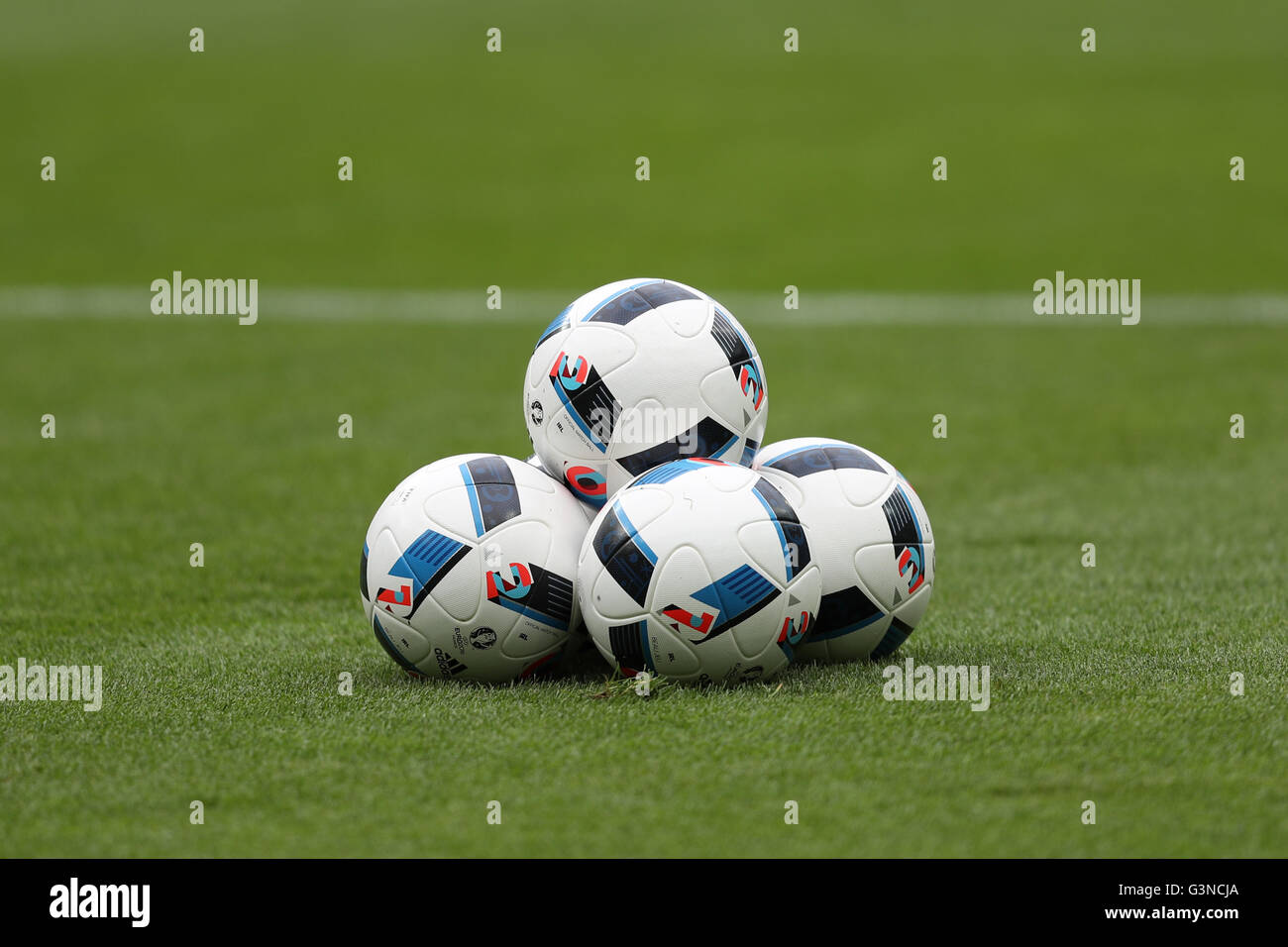 Una visión general pelotas de Adidas en el campo durante el partido de la UEFA EURO 2016, Grupo E en el Stade de France, París. PRENSA FOTO DE ASOCIACIÓN. Fecha