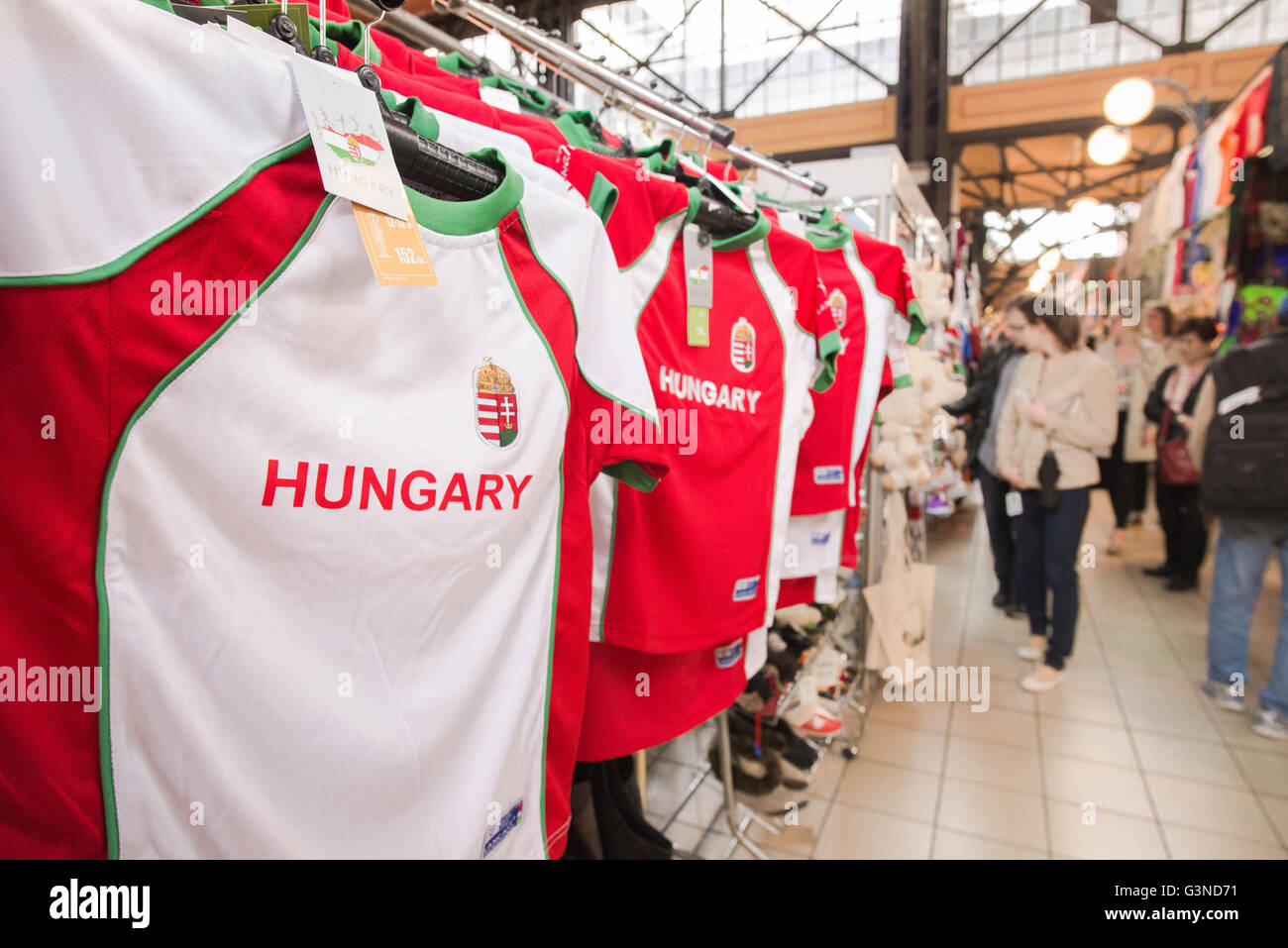 Mercado de Budapest, vista de las camisetas de fútbol de Hungría en venta en el Gran Mercado en la zona de Jozsefvaros de Budapest, Hungría. Foto de stock