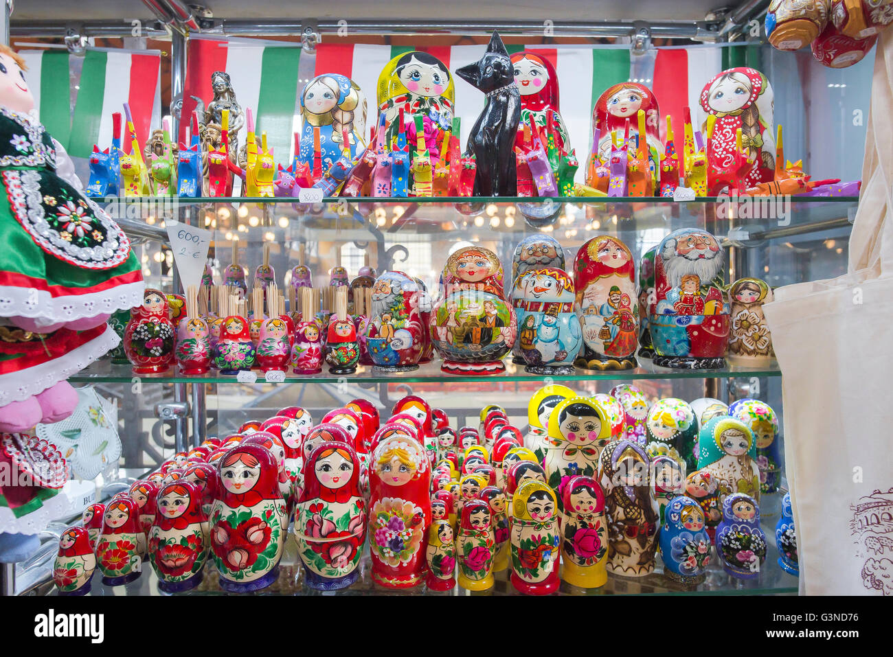 Tienda de souvenirs en budapest fotografías e imágenes de alta resolución -  Alamy