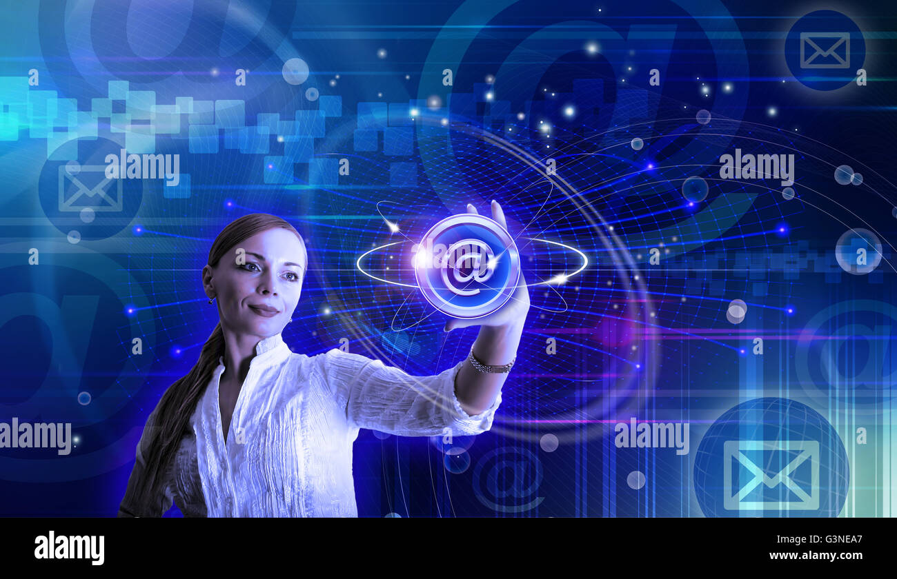 E-mail e internet Ilustración conceptual con una mujer sosteniendo en la señal Foto de stock