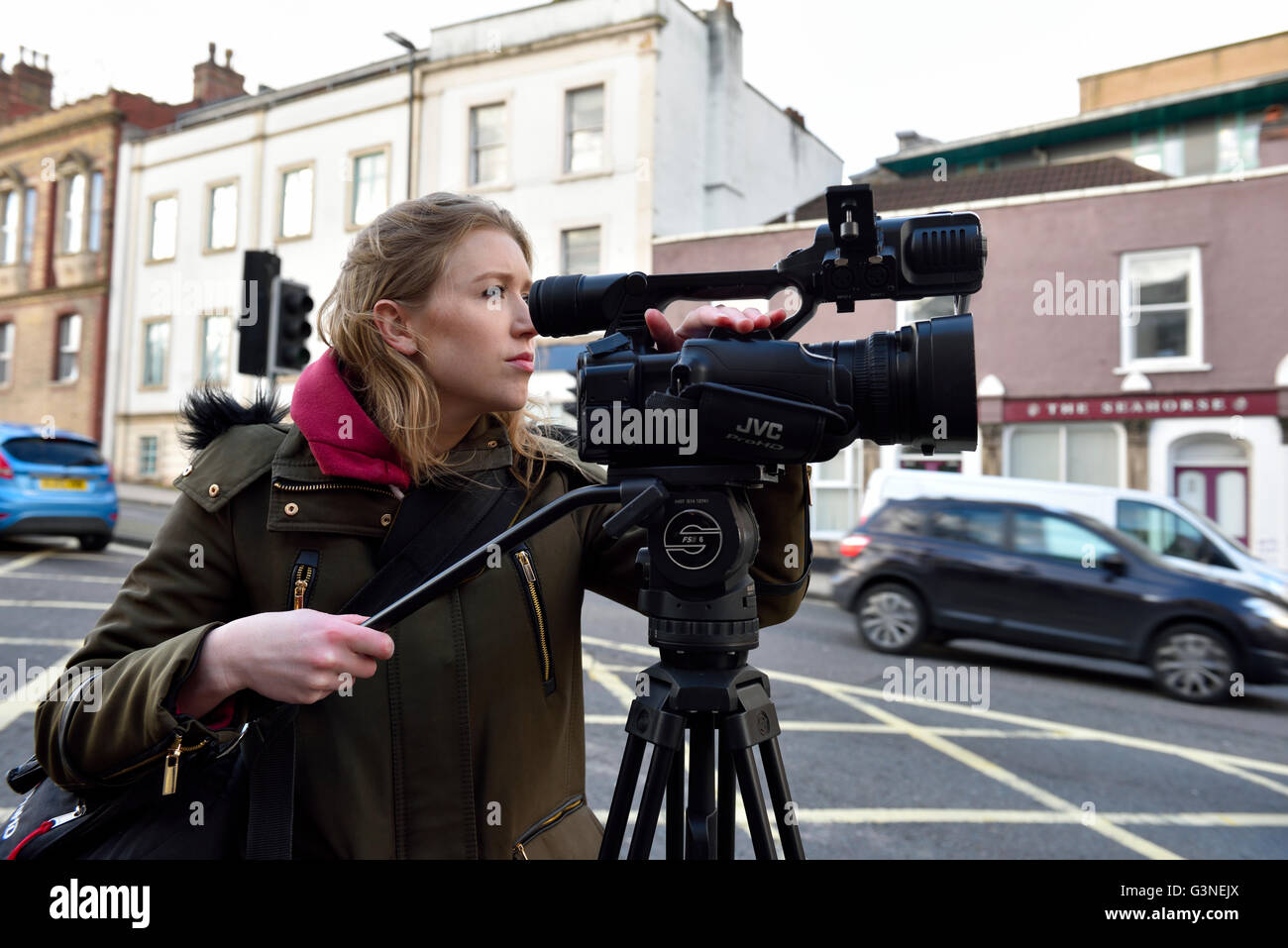 Mujer camarógrafo filmando noticias para TV Foto de stock