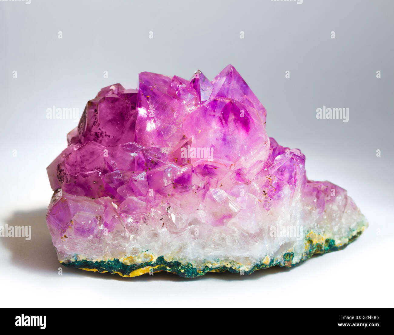 Amatista piedras preciosas gemas de cristal mineral Foto de stock