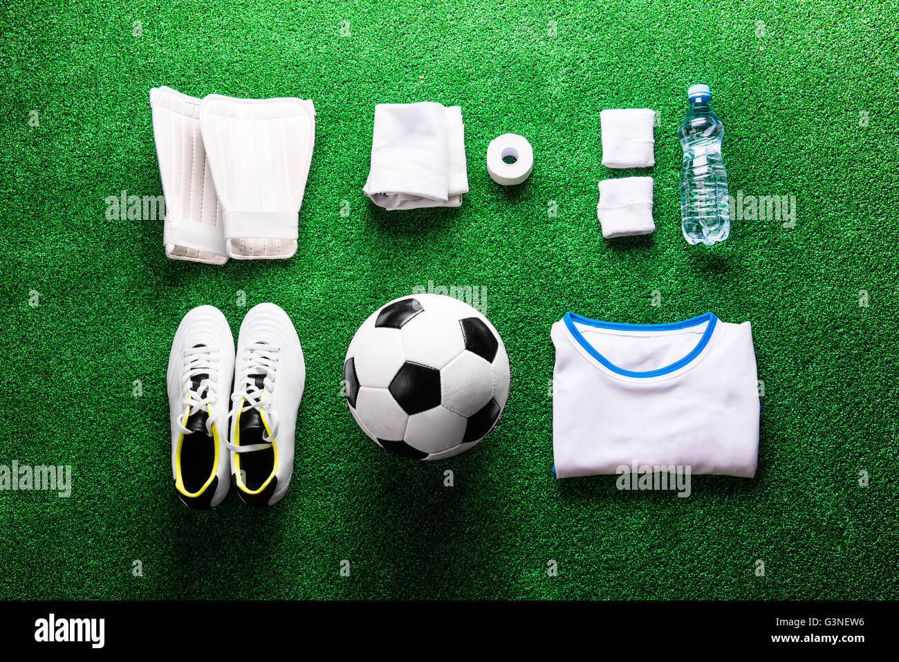 Balón de fútbol,los tacos y varias cosas de fútbol contra