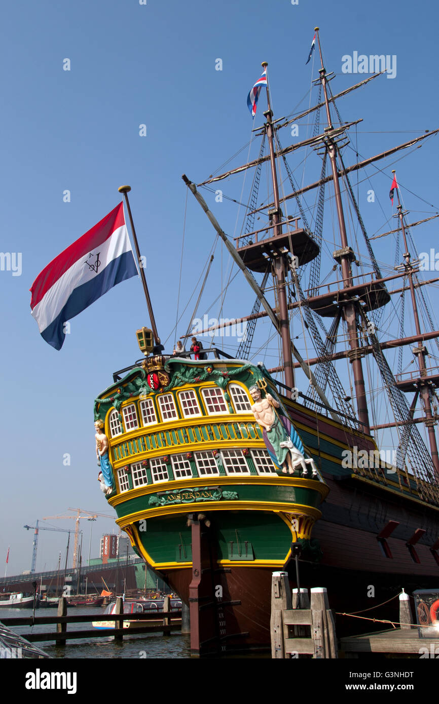 amsterdam-una-r-plica-de-un-velero-holandesa-de-las-indias