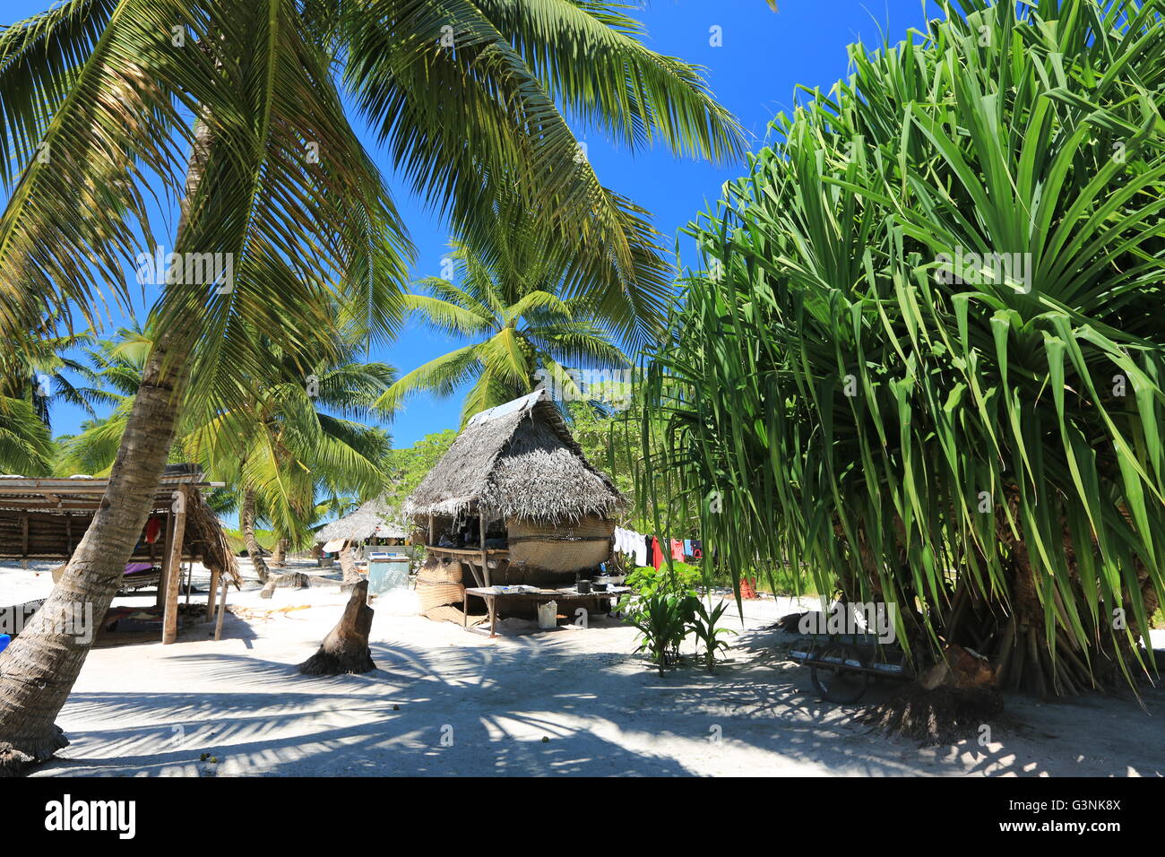 Choza hecha de palmera de coco en el municipio, la isla de Christmas, Kiribati Foto de stock