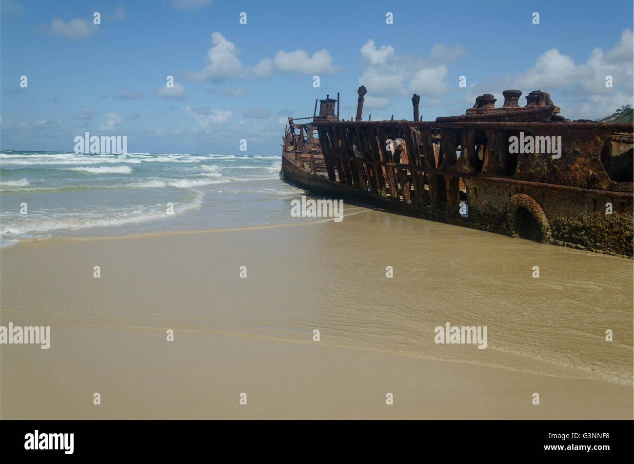 Impresionante SS Maheno naufragio lujo descansando en la playa en el claro cielo azul del día Foto de stock